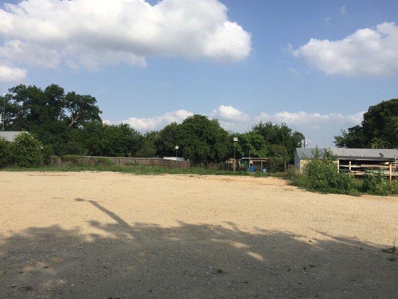 More Photos Of 918 3rd St, Floresville Warehouse For Lease