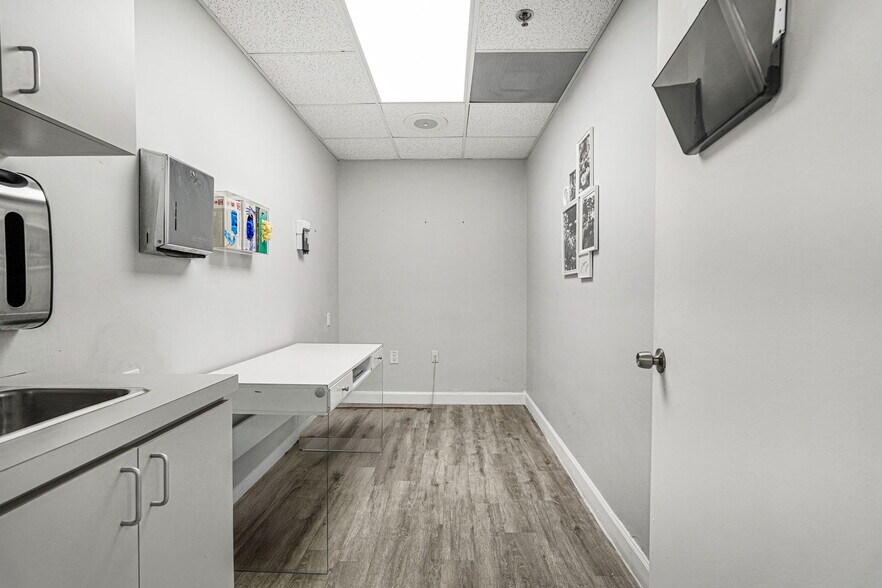 More Photos Of 2645 SW 37th Ave, Miami Medical For Sale