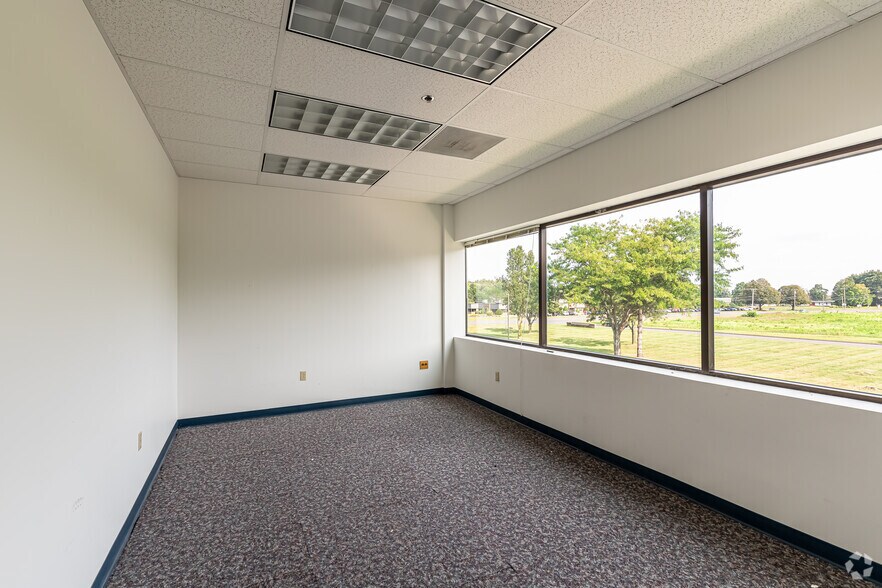 More Photos Of 2 Gateway Blvd, East Granby Office For Lease