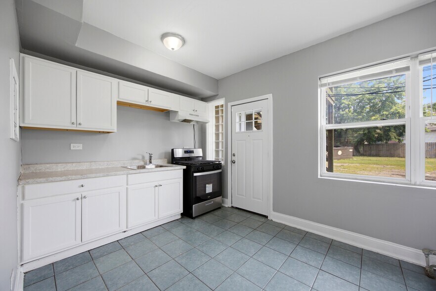 More Photos Of 102 Memorial Dr, Calumet City Apartments For Sale
