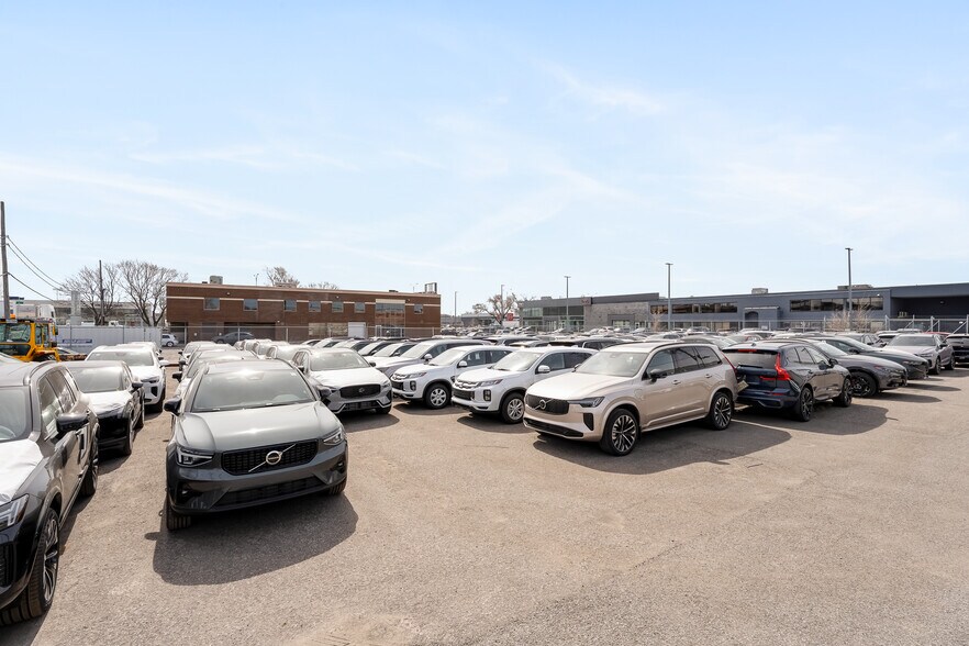 More Photos Of 4505 Boul Métropolitain E, Montréal Office For Sale