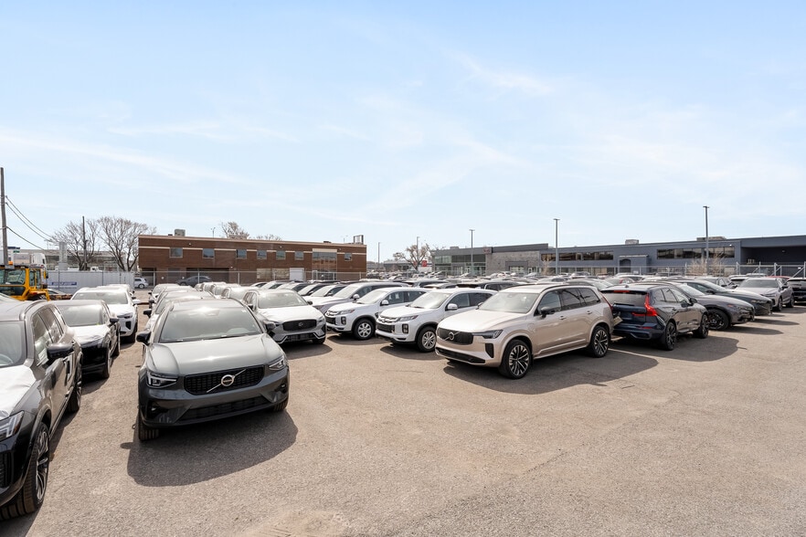 More Photos Of 4505 Boul Métropolitain E, Montréal Office For Sale