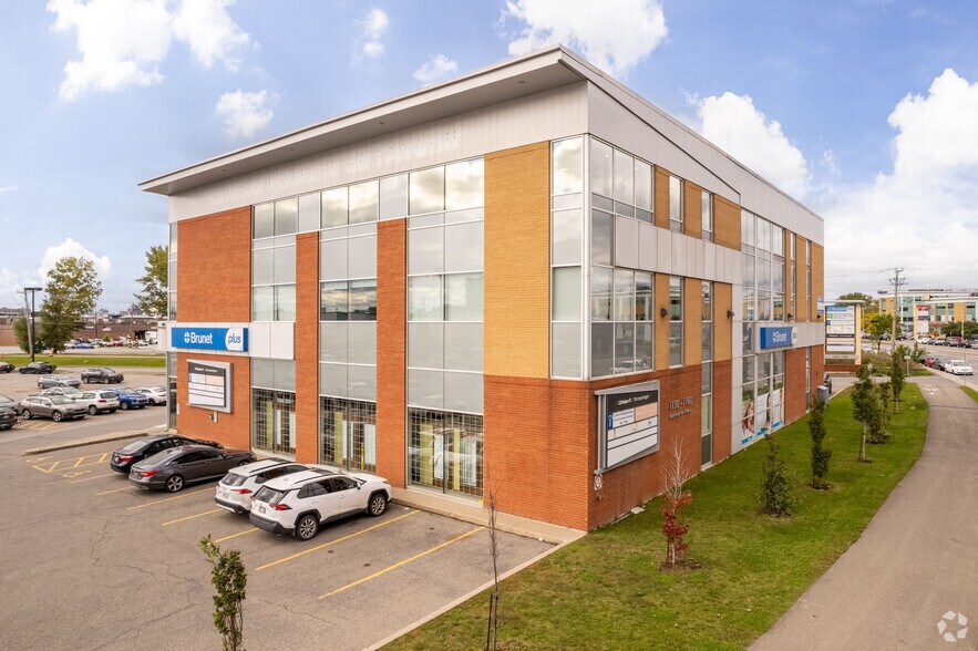 More Photos Of 1150-1160 Boul de l'Avenir, Laval Medical For Sale