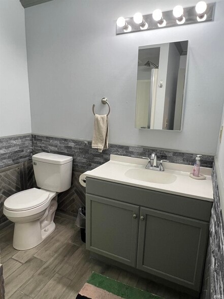 More Photos Of 128 W Walnut St, Kokomo Flex For Sale