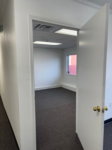 More Photos Of 1707 W College St, Springfield Warehouse For Lease