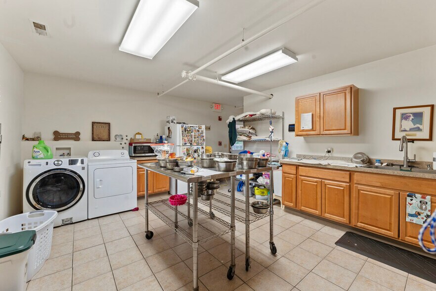 More Photos Of 4403 S Roberts Rd, Island Lake Veterinarian Kennel For Sale