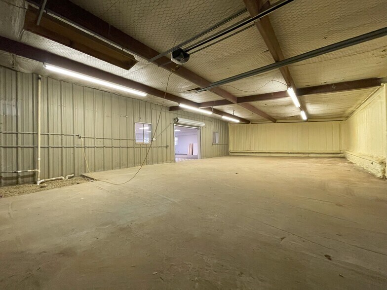 More Photos Of 4109 N Parkdale Ln, Denison Flex For Lease
