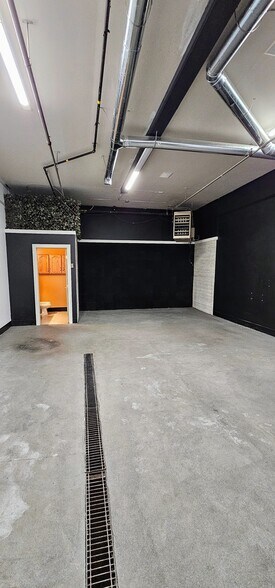 More Photos Of 3907 3A St NE, Calgary Showroom For Lease