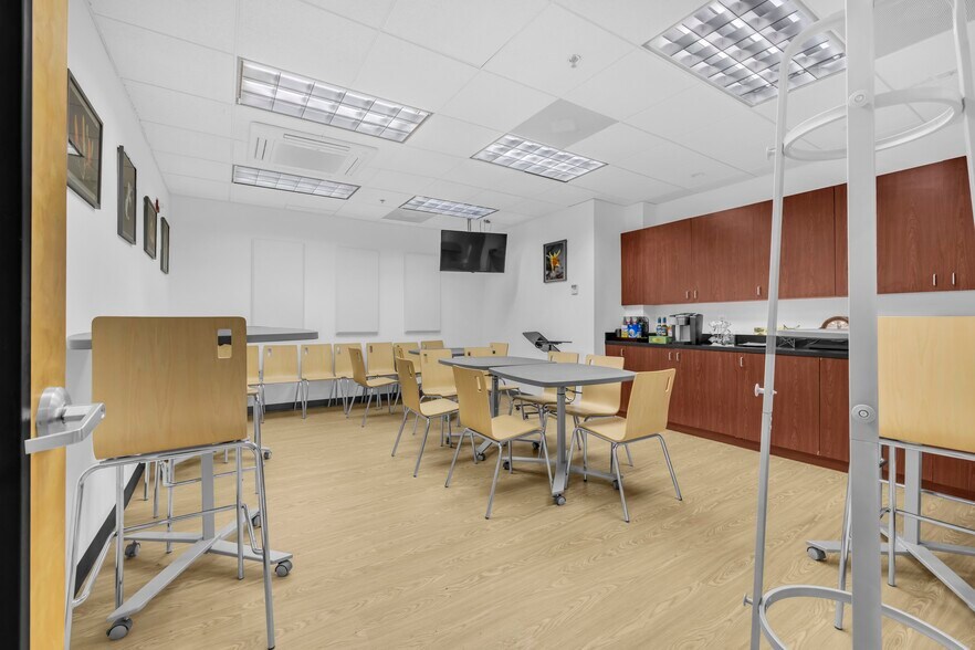 More Photos Of 459 Herndon Pky, Herndon Medical For Lease