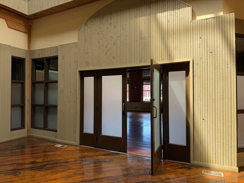 More Photos Of 100-110 W 2nd Ave, Rome Hotel For Lease