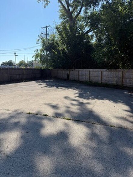 More Photos Of 1815 Dundee Rd, Northbrook Storefront Retail Office For Sale