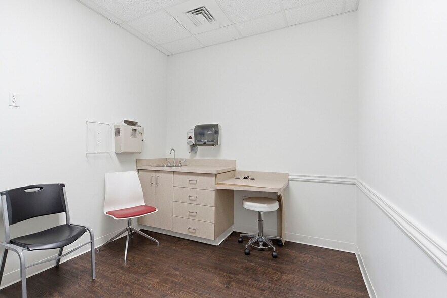 More Photos Of 5540-5550 N Farmer Branch Rd, Ozark General Retail For Lease