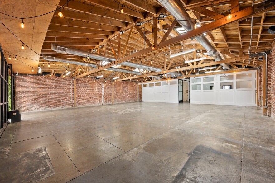 More Photos Of 3921 W Jefferson Blvd, Los Angeles Flex For Lease