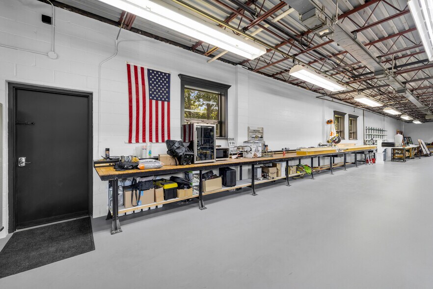 More Photos Of 300 Riverside Ave, Bristol Manufacturing For Sale