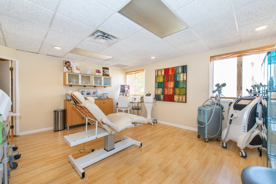 More Photos Of 184 Pompton Ave, Verona Medical For Lease