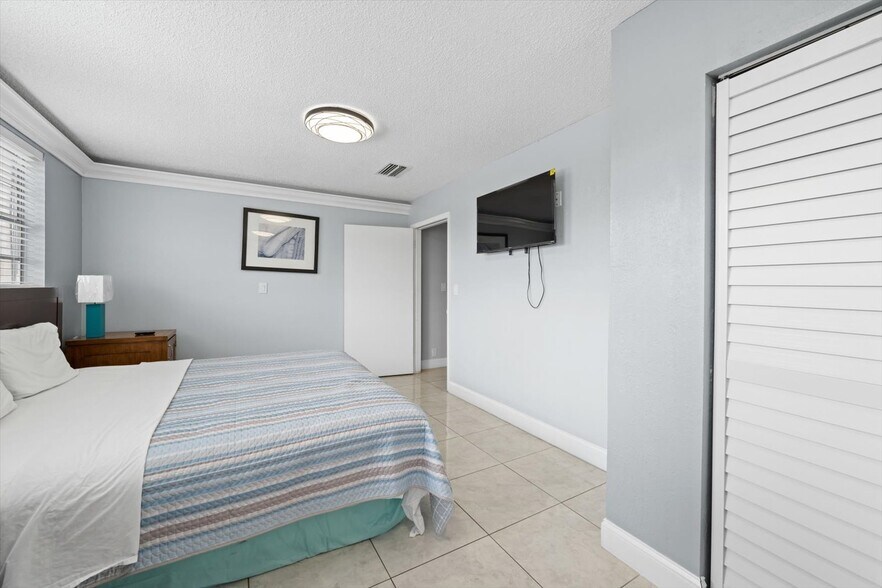 More Photos Of 510 Lane Ave S, Jacksonville Hotel For Sale