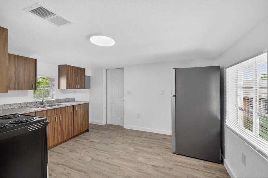 More Photos Of 2710 53rd Ave N, Saint Petersburg Multifamily For Sale