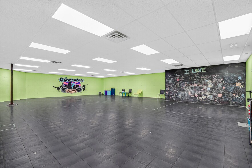 More Photos Of 4916 50 Av, Lloydminster General Retail For Lease