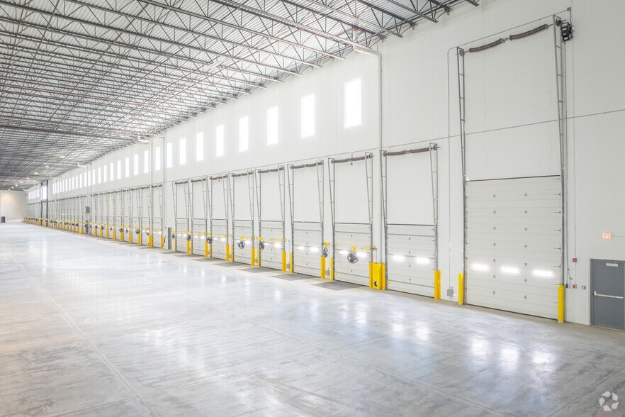 More Photos Of 55 Paradise Ln, Bay Shore Warehouse For Lease