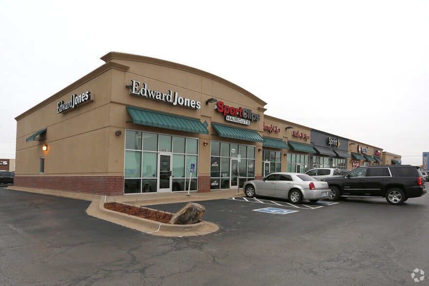 More Photos Of 1769-1779 Garth Brooks Blvd, Yukon Freestanding For Lease