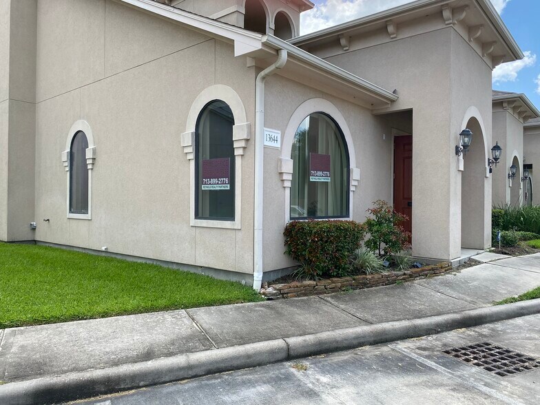 More Photos Of 13644 Breton Ridge St, Houston Medical For Sale