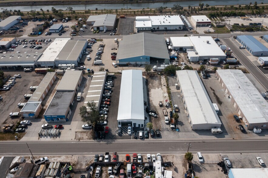 More Photos Of 320 Warfield Ave, Venice Warehouse For Sale