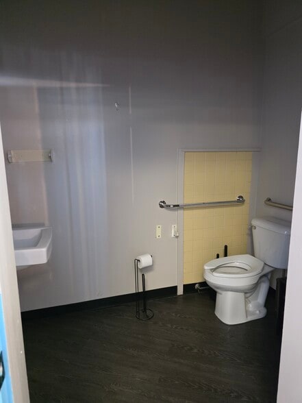 More Photos Of 2010 Eggert Rd, Buffalo Freestanding For Sale