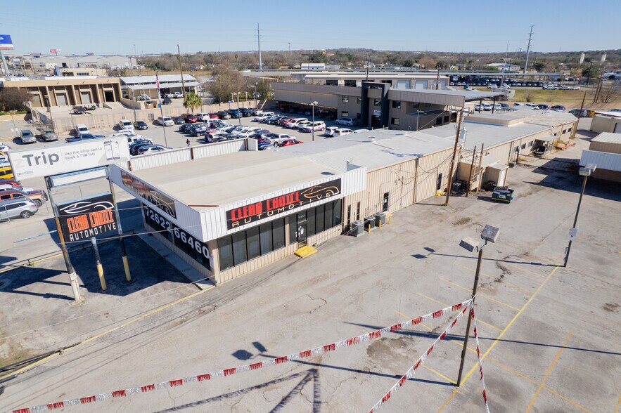 More Photos Of 9600 N I-35, San Antonio Showroom For Lease