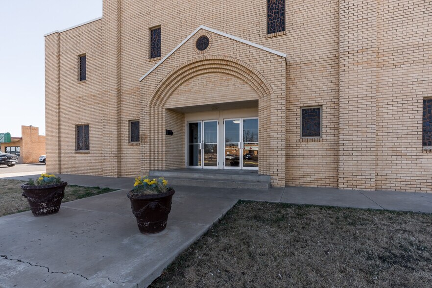 Primary Photo Of 1809 34th St, Lubbock Religious Facility For Sale