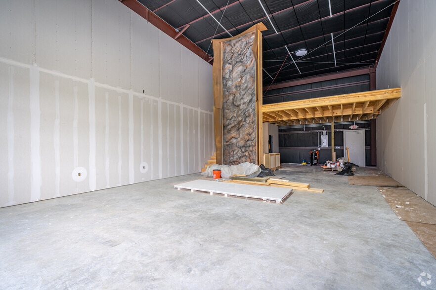 More Photos Of 17214 Huffmeister Rd, Cypress Showroom For Sale