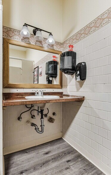 More Photos Of 131 New Warrington Rd, Pensacola Restaurant For Sale