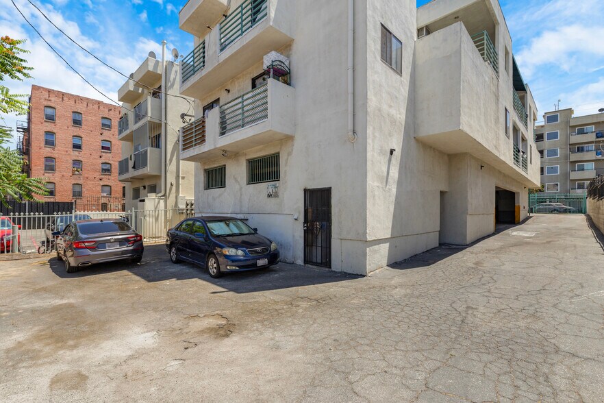 More Photos Of 2769 San Marino St, Los Angeles Apartments For Sale