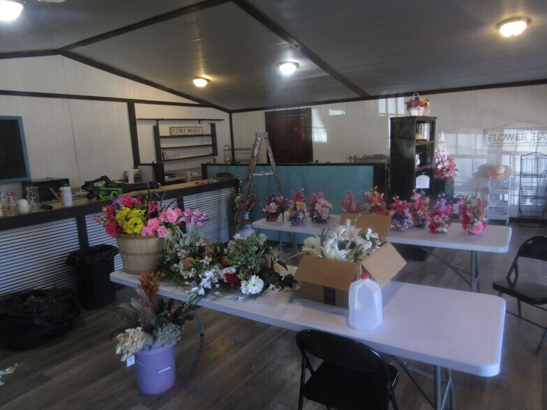 More Photos Of 9 NW Martin Luther King Ave, Idabel General Retail For Sale