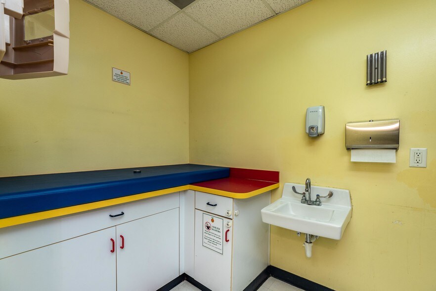 More Photos Of 8774 Perimeter Park Blvd, Jacksonville Medical For Sale