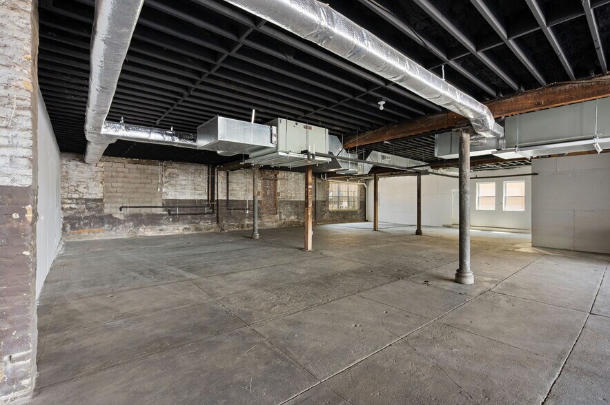 More Photos Of 211-215 E Hutchison St, San Marcos Storefront Retail Office For Lease