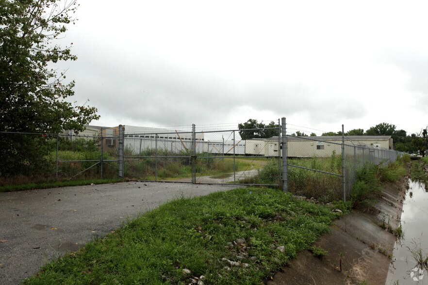 More Photos Of 3241 Old Millers Ln, Louisville Truck Terminal For Lease
