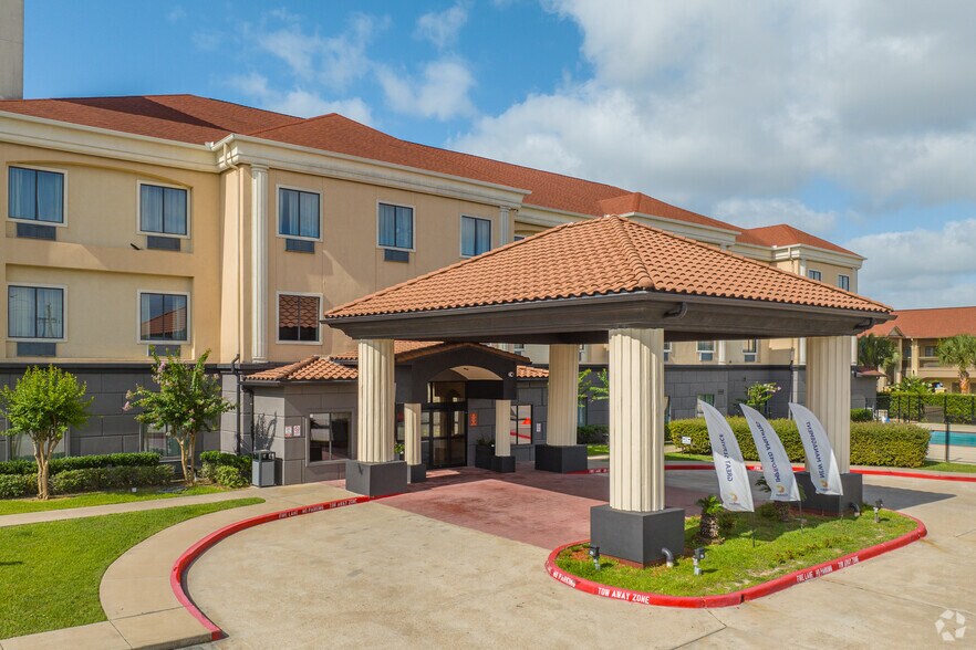 More Photos Of 9120 Airport Blvd, Houston Hotel For Sale