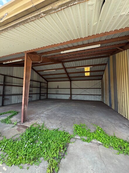 More Photos Of 2038 Saratoga Blvd, Corpus Christi Warehouse For Lease