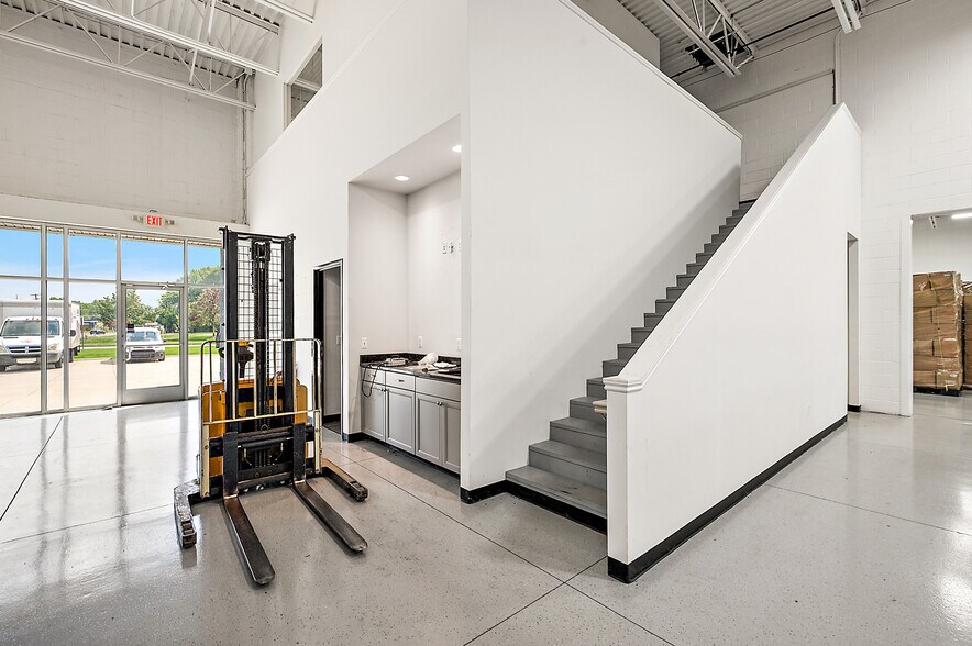 More Photos Of 46250 Erb Dr, Macomb Township Warehouse For Lease