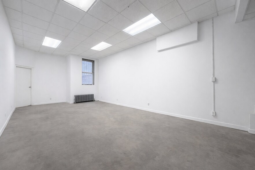 More Photos Of 6645 Fresh Pond Rd, Ridgewood General Retail For Lease