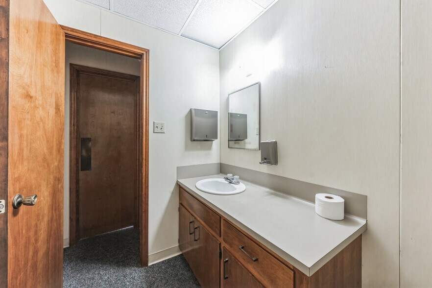 More Photos Of 1611 Old Granger Rd, Taylor Office For Lease