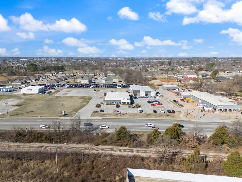 More Photos Of 2416 S 8th St, Rogers Flex For Lease