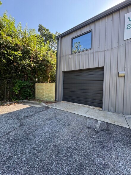 More Photos Of 367 N Clarendon Ave, Scottdale Light Distribution For Sale