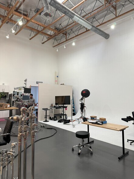 More Photos Of 8950-8956 Ellis Ave, Los Angeles Showroom For Lease