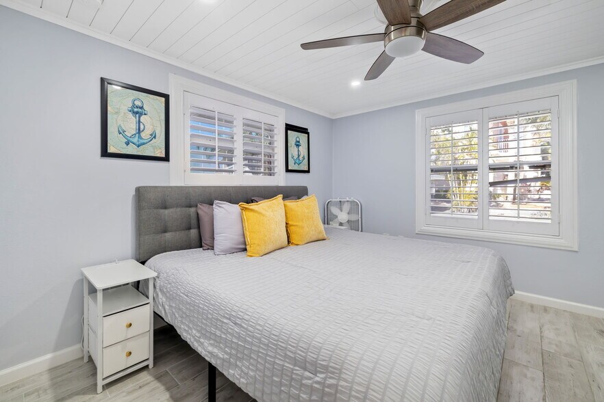 More Photos Of 9022 Midnight Pass Rd, Sarasota Apartments For Sale