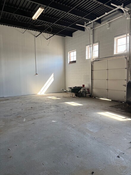 More Photos Of 635 New Park Ave, West Hartford Warehouse For Lease