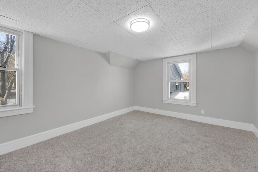 More Photos Of 142 Dickinson St, Springfield Flex For Sale