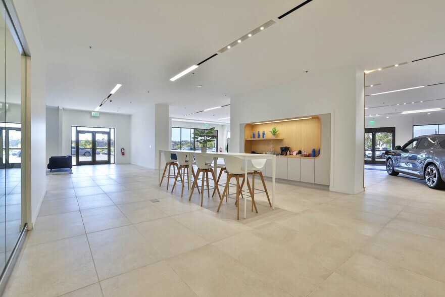 More Photos Of 3230 Auto Plz, Richmond Auto Dealership For Lease