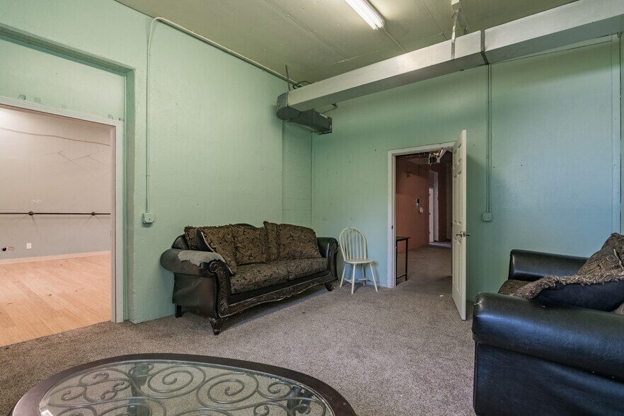 More Photos Of 167-169 Shaker Rd, East Longmeadow Veterinarian Kennel For Lease