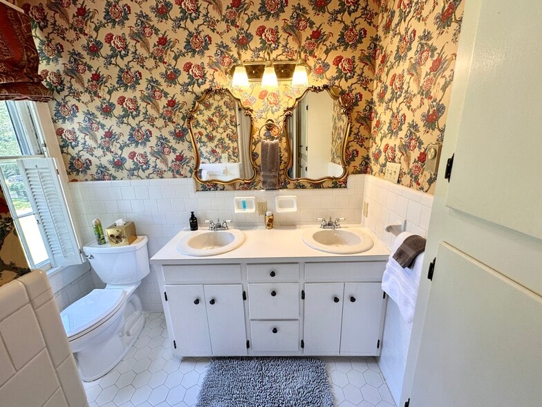 More Photos Of 615 College St, Clinton Hotel For Sale